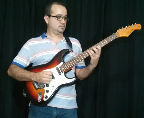 tocar guitarra de pie